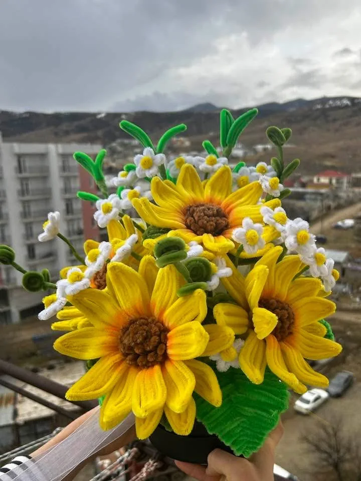 მზესუმზირები გვირილებში