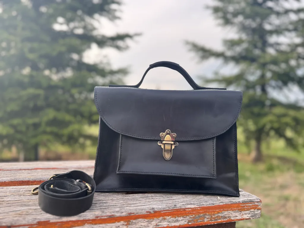 ნატურალური ტყავის ჩანთა. 