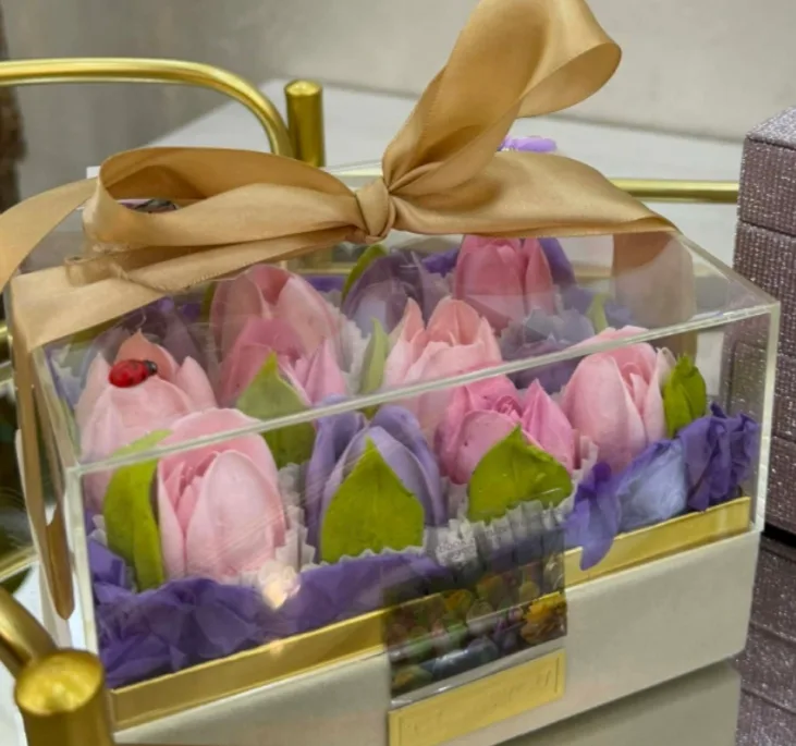 ზეფირის ორსართულიანი პრემიერ დიდი ყუთიTwo-tier premium large box of marshmallows.