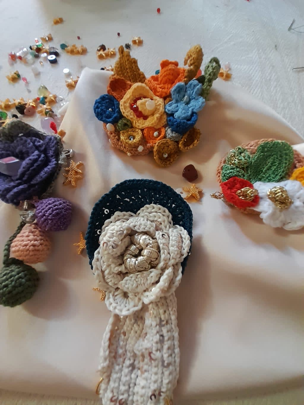 ხელნაკეთი ნაქსოვი ბროში